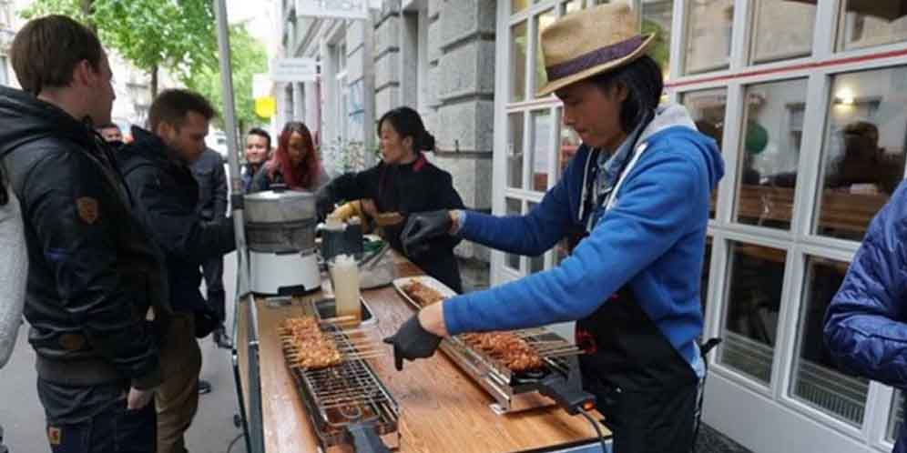 Resign dari Bankir, Pria Ini Pilih Jadi Tukang Sate